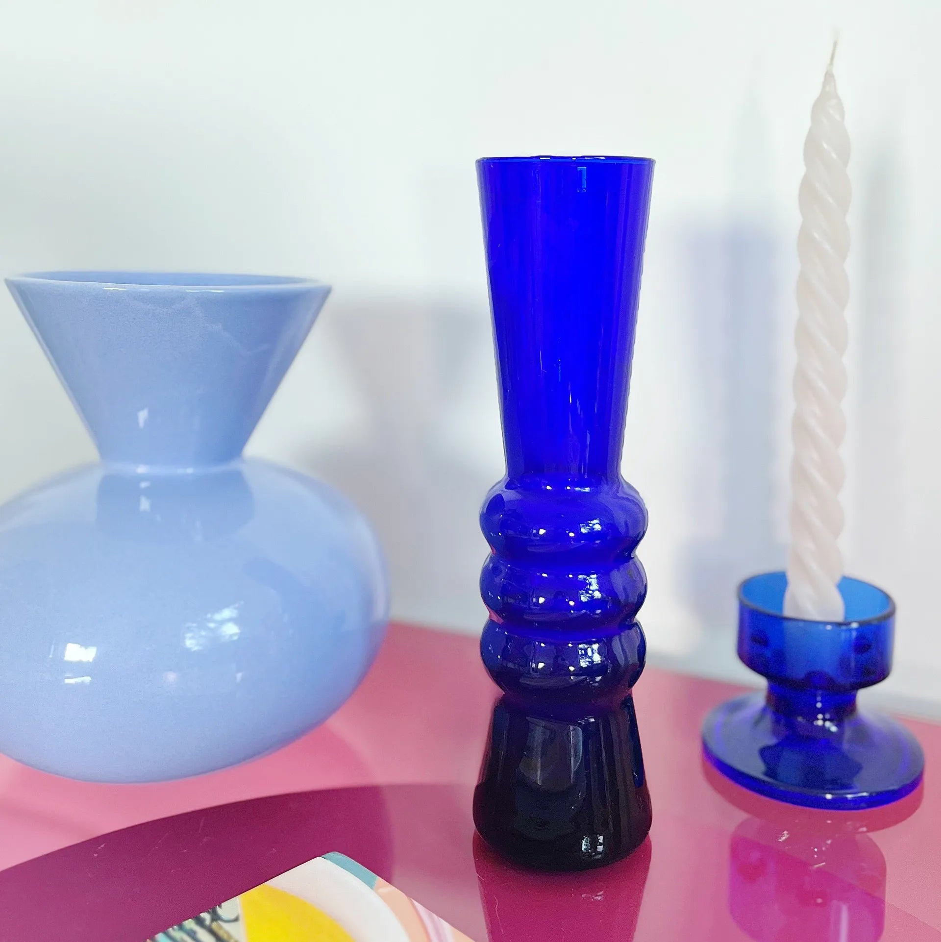 Vase design vintage verre bleu ondule - Club Barbara