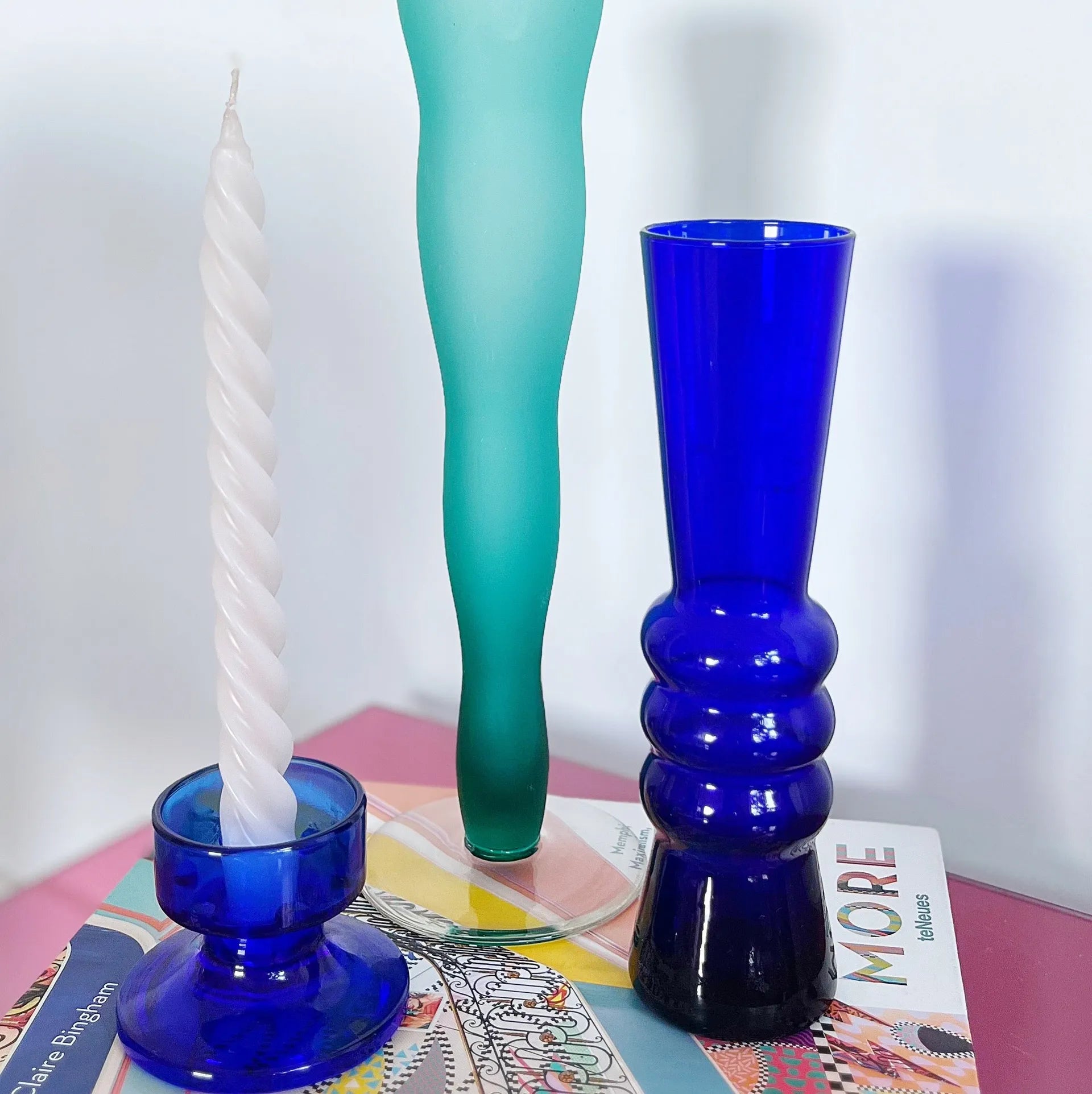 Vase design vintage verre bleu ondule - Club Barbara