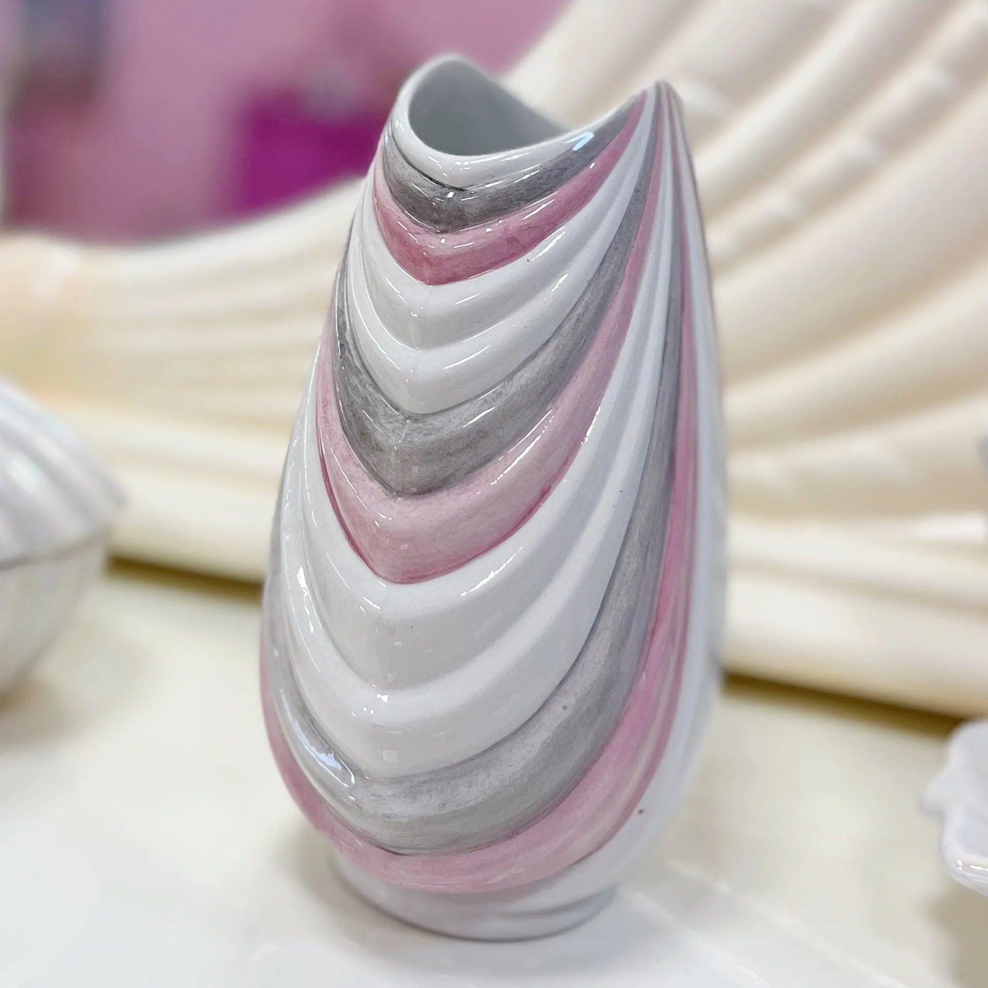 Vase drapé pastel rose et gris, made in Italy, années 80 - Club Barbara