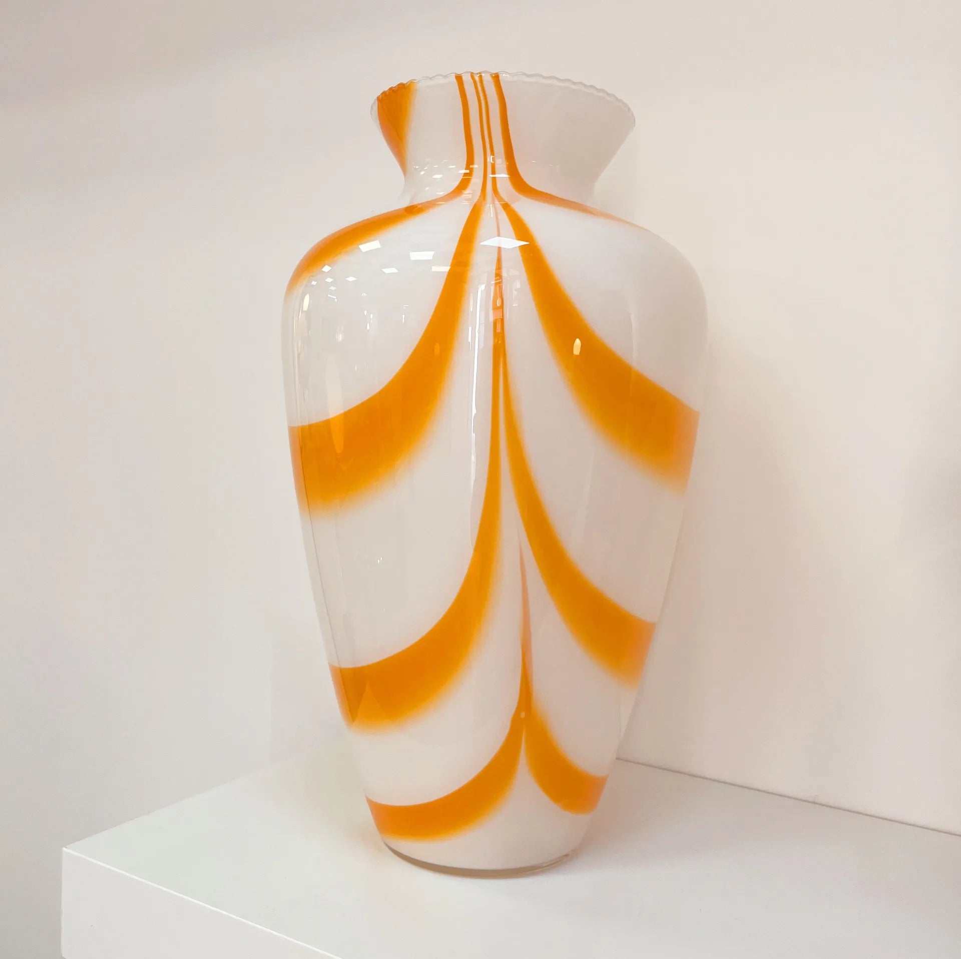 Vase en verre soufflé lattimo, Murano, Années 70 - Club Barbara
