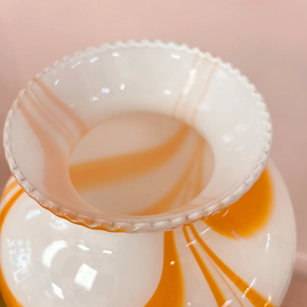 Vase en verre soufflé lattimo, Murano, Années 70 - Club Barbara