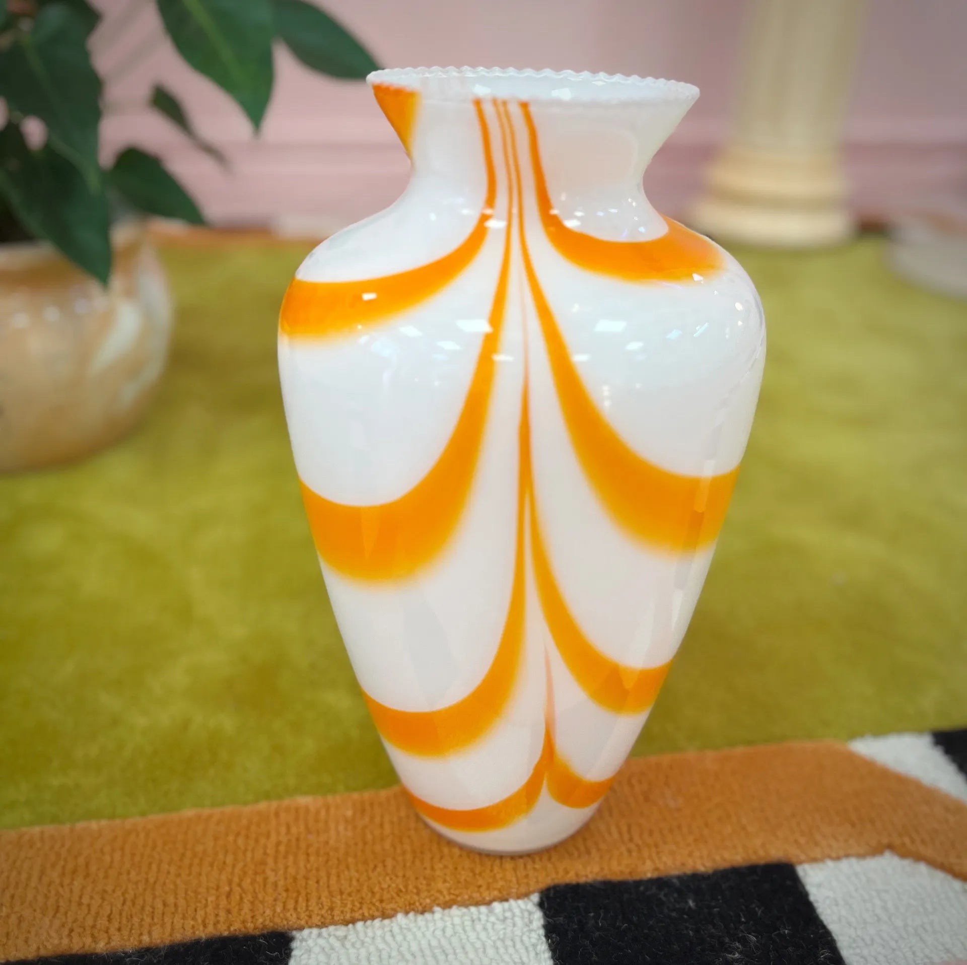 Vase en verre soufflé lattimo, Murano, Années 70 - Club Barbara