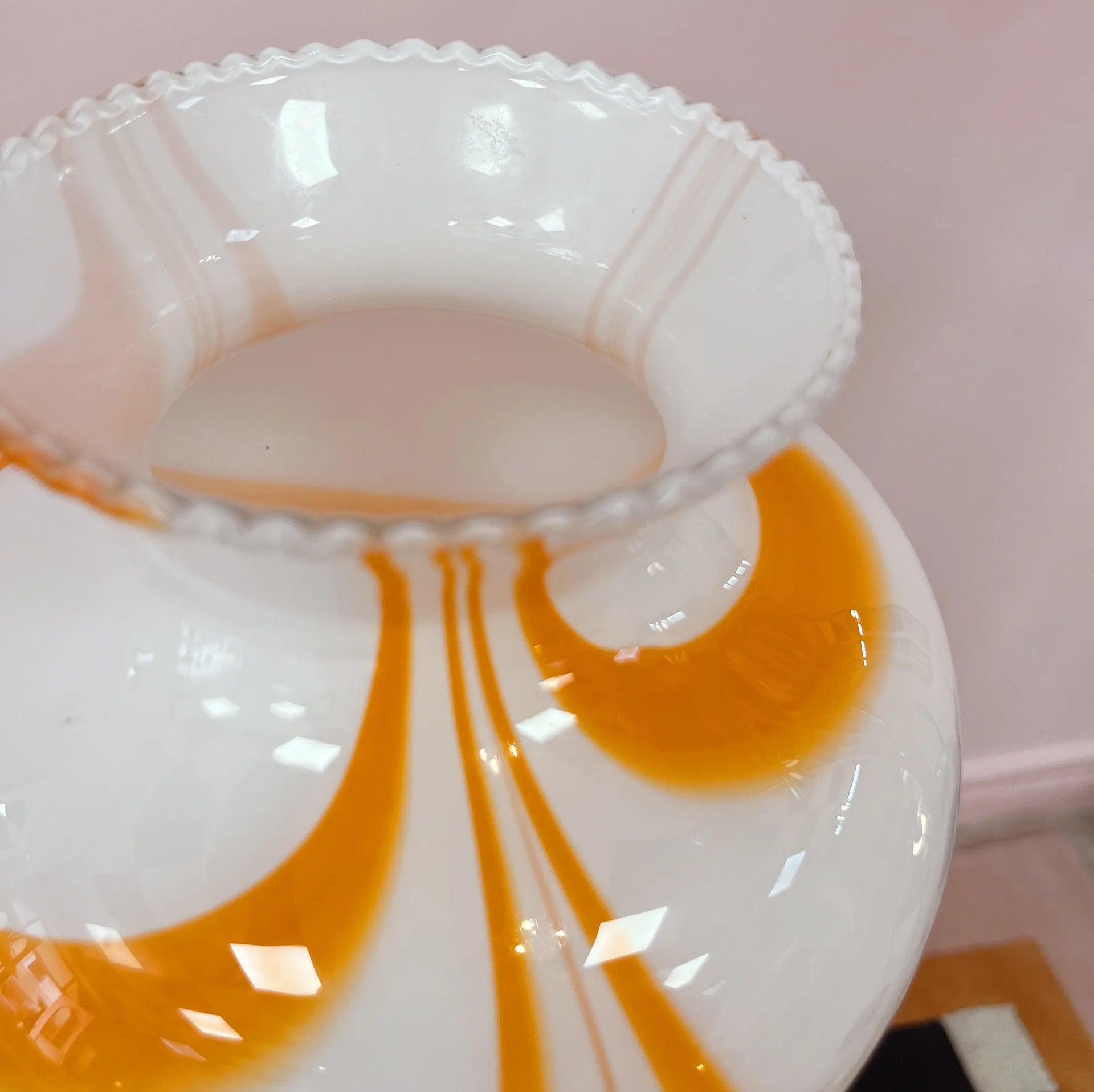 Vase en verre soufflé lattimo, Murano, Années 70 - Club Barbara