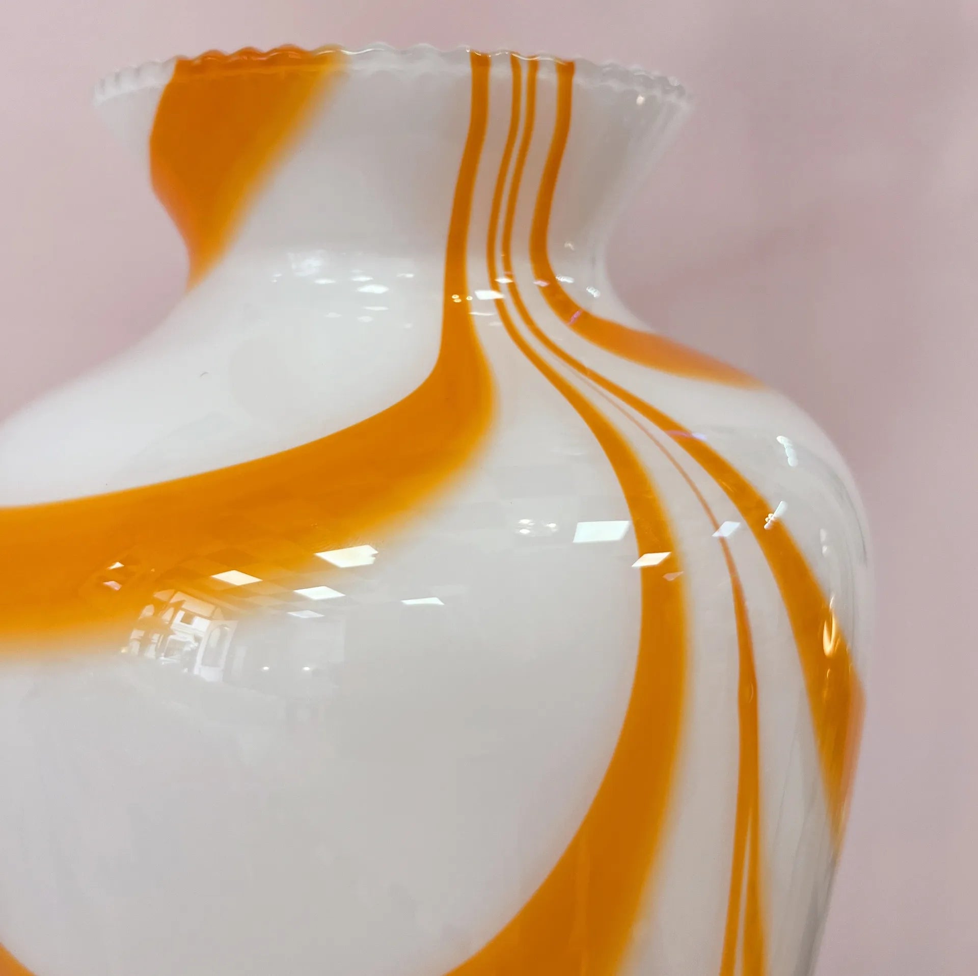 Vase en verre soufflé lattimo, Murano, Années 70 - Club Barbara