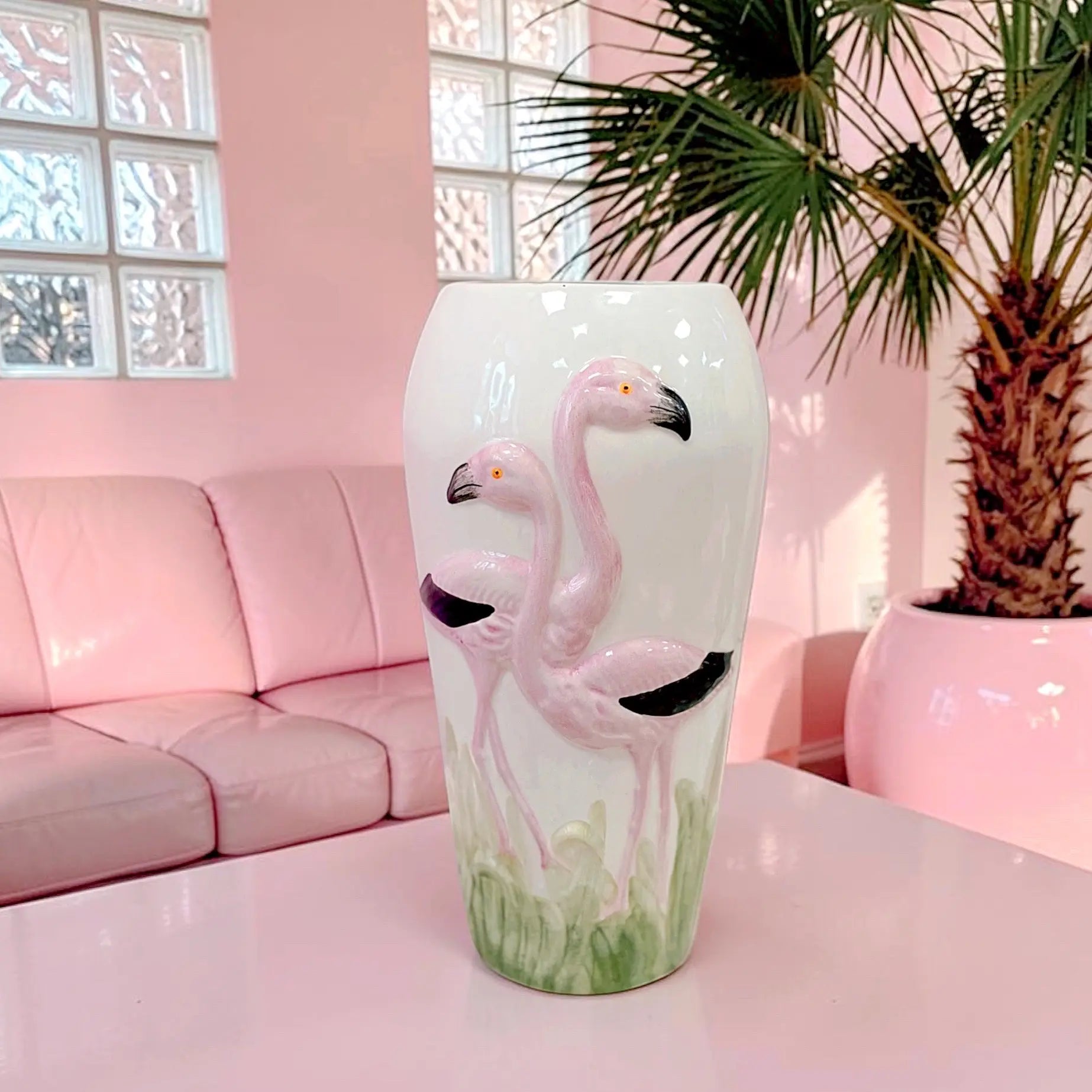 Vase flamant rose en céramique émaillée blanche
