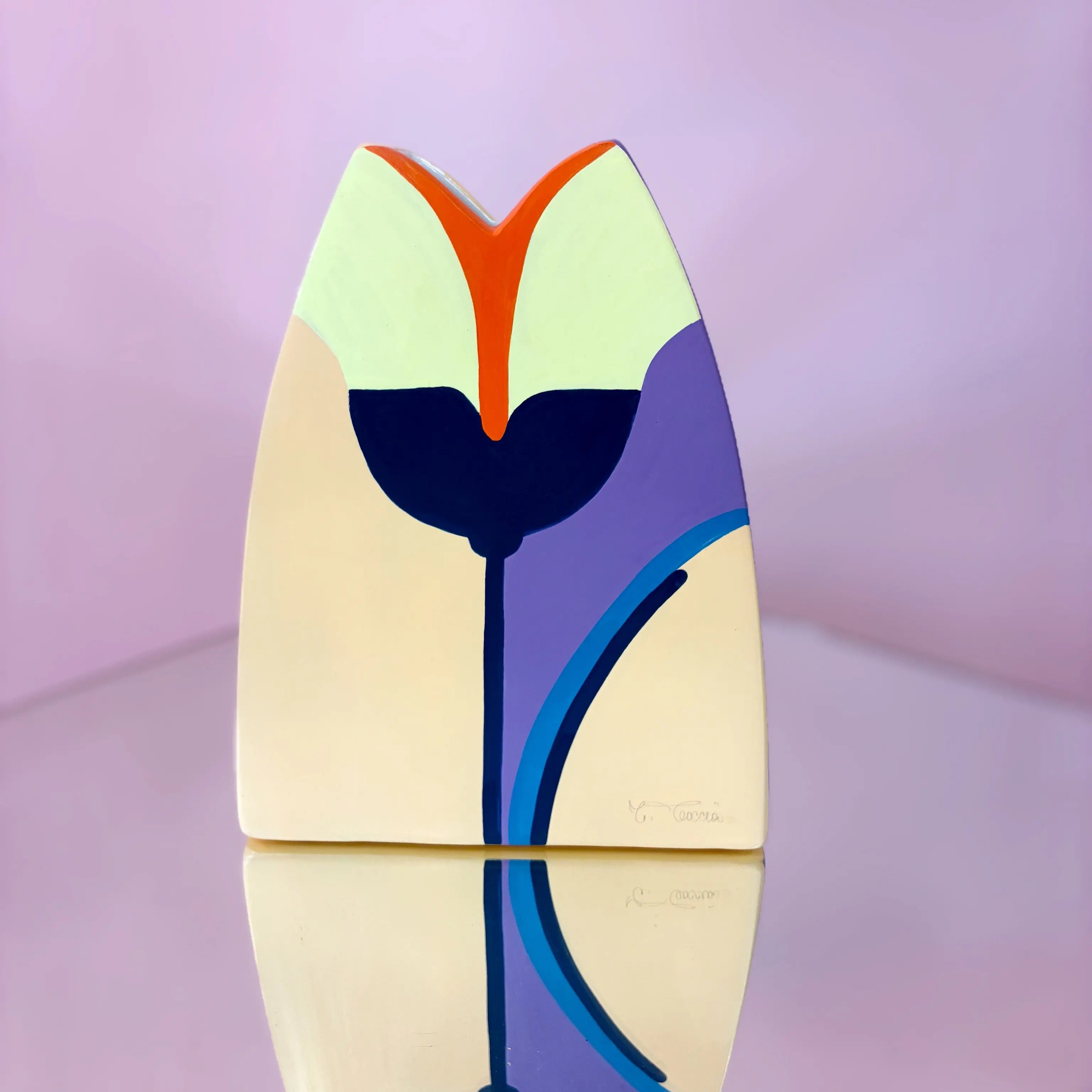 Vase des années 80 posé dans un intérieur vintage
