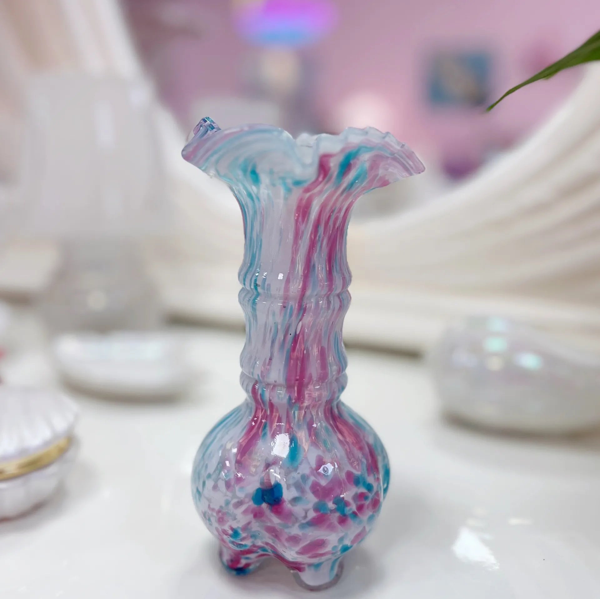 Vase moucheté rose et bleu col corolle, dans le goût du verre de Clichy - Club Barbara