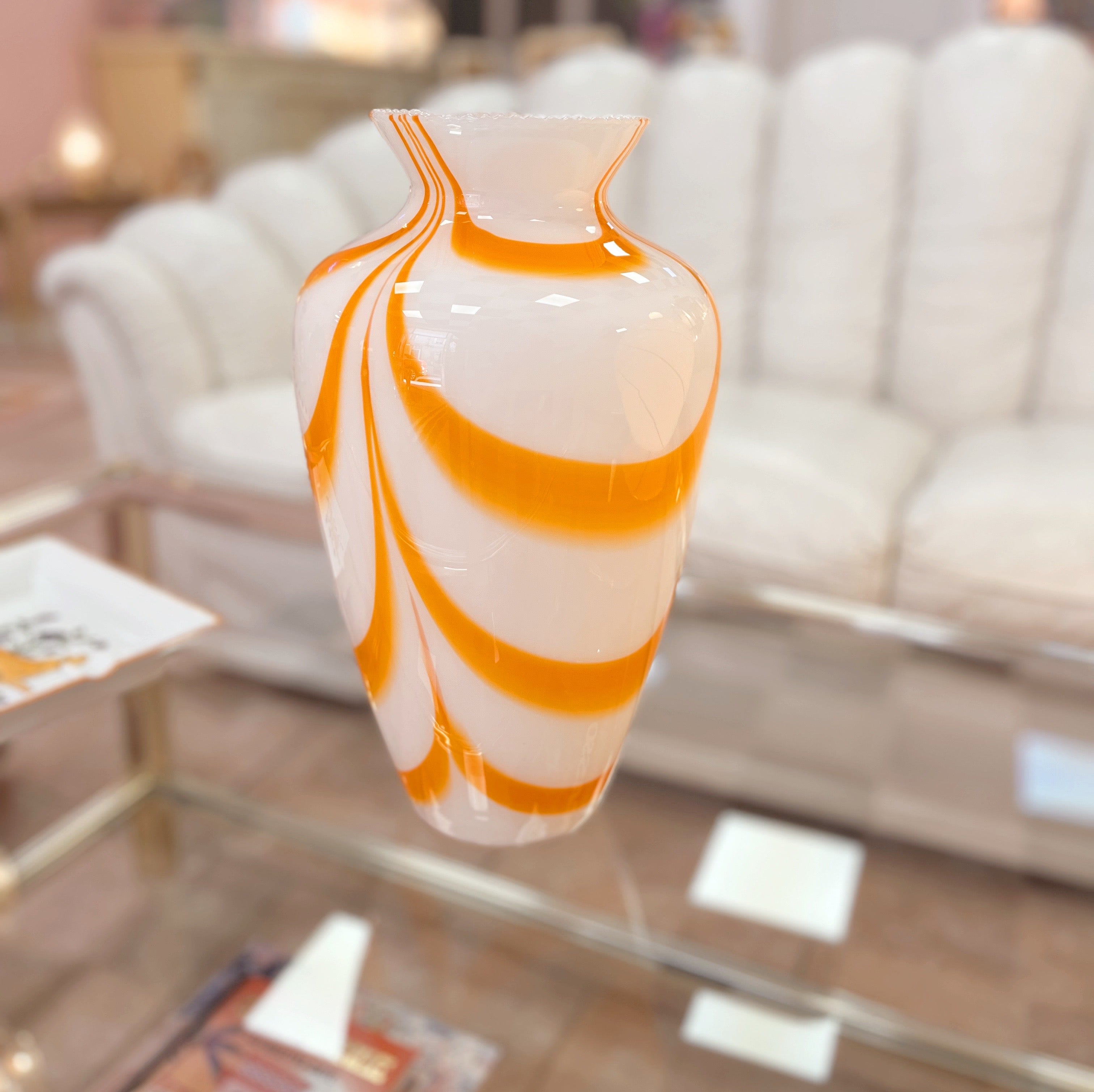 Vase en verre soufflé lattimo, Murano, Années 70