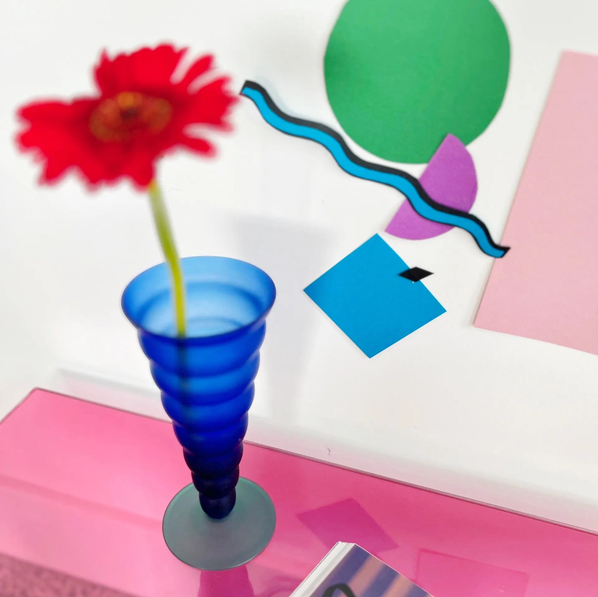 Vase ondulé en verre dépoli - Club Barbara