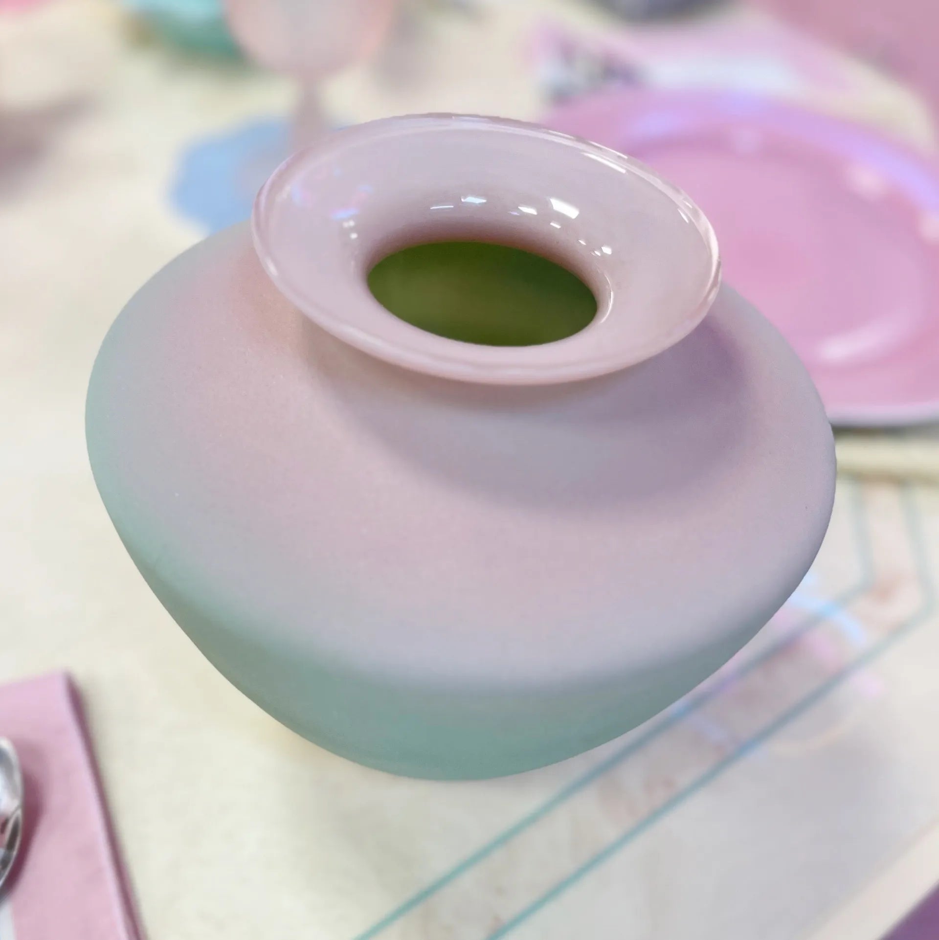 Vase pastel rose et vert, Eternity, années 80 - Club Barbara