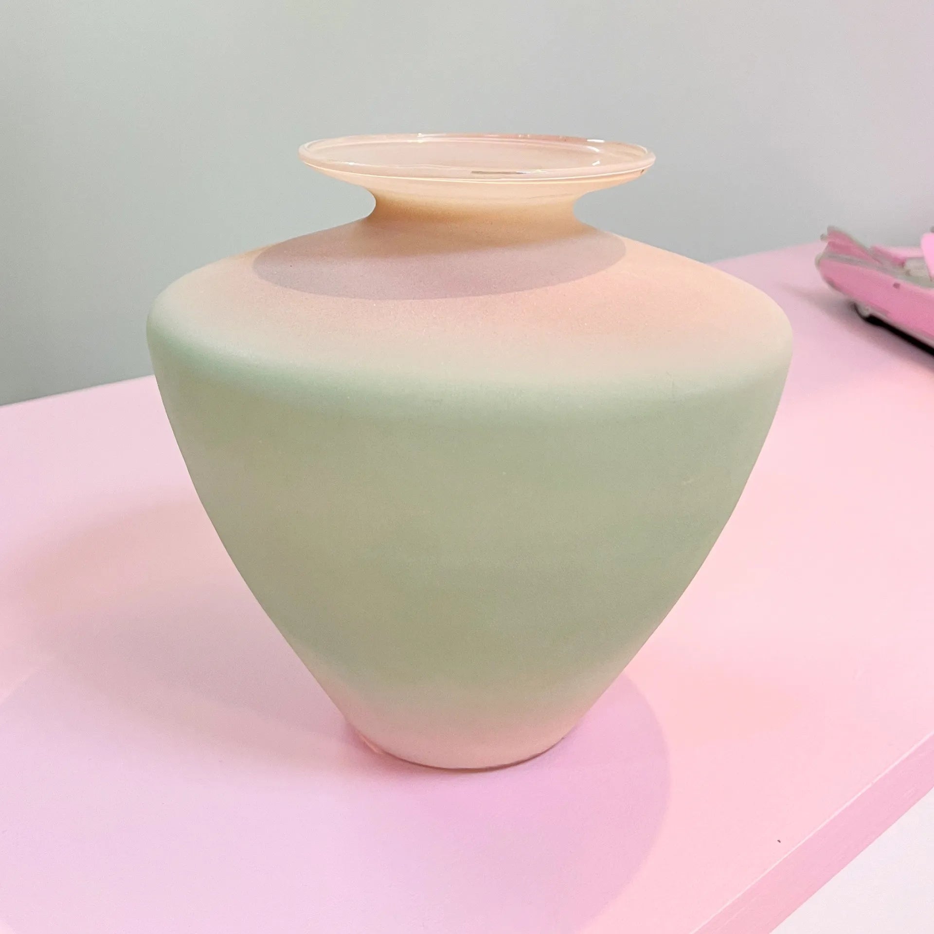 Vase pastel rose et vert, Eternity, années 80 - Club Barbara