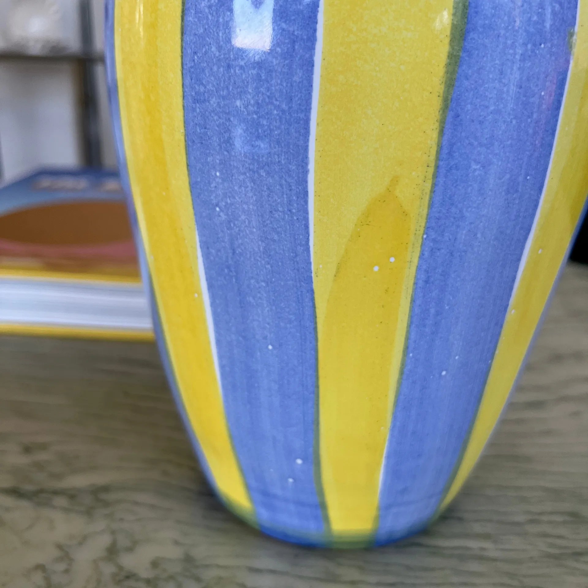 Vase rayé bleu et jaune - Club Barbara