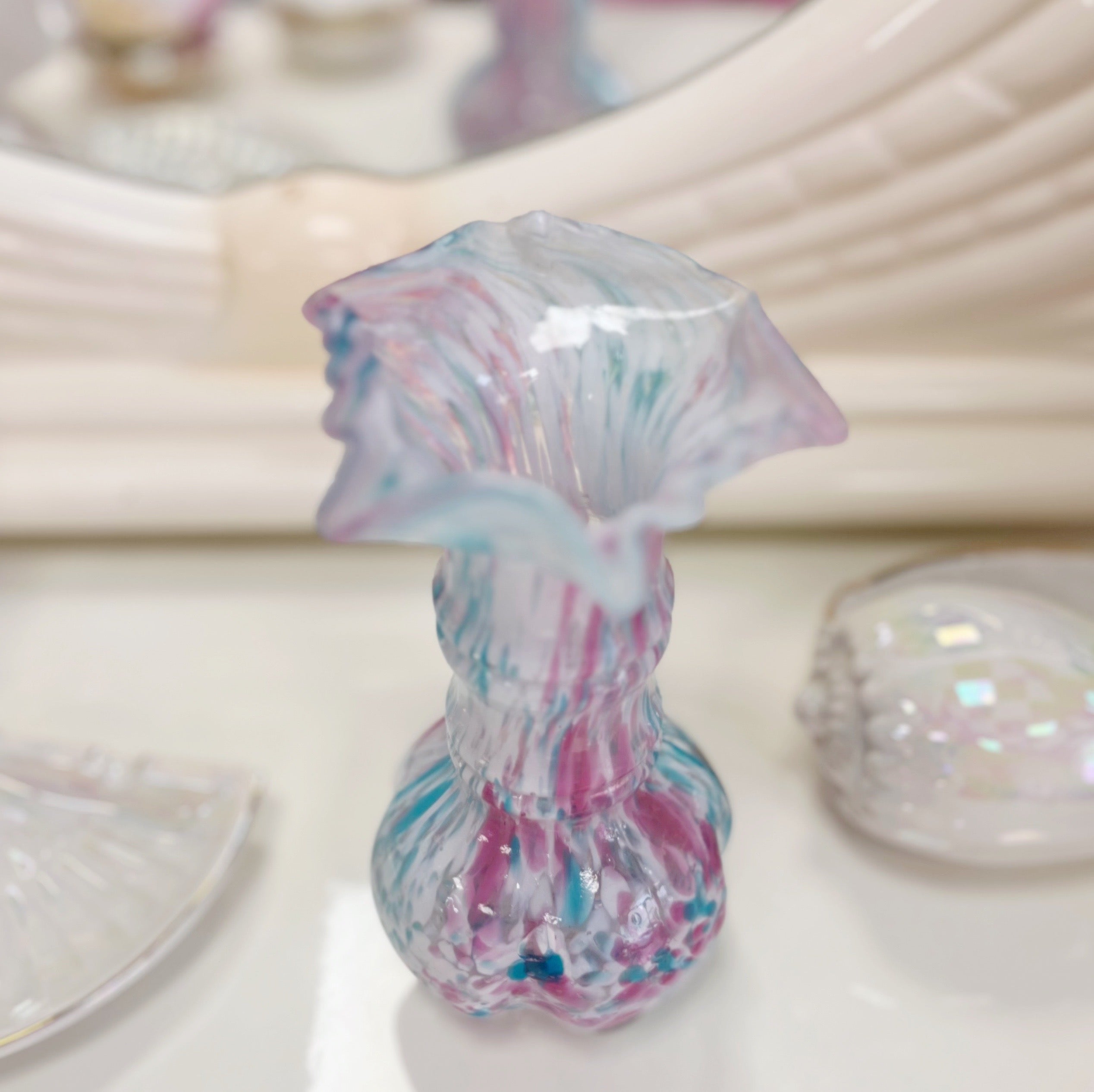 Vase moucheté rose et bleu col corolle, dans le goût du verre de Clichy