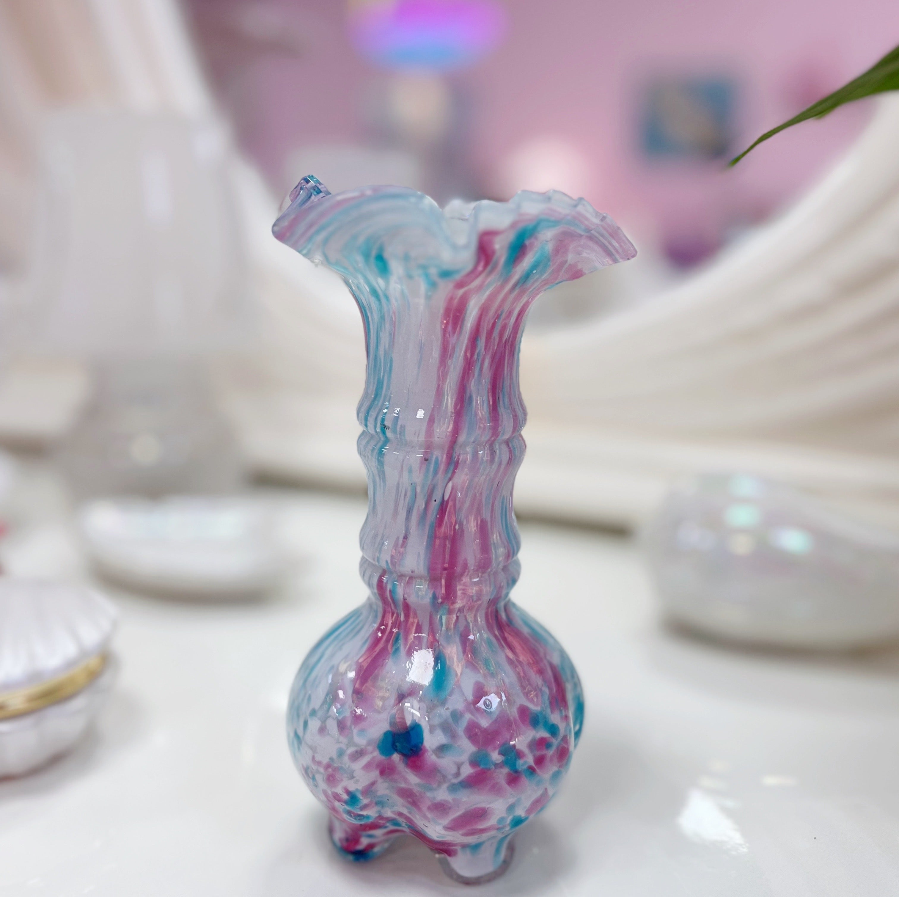Vase moucheté rose et bleu col corolle, dans le goût du verre de Clichy