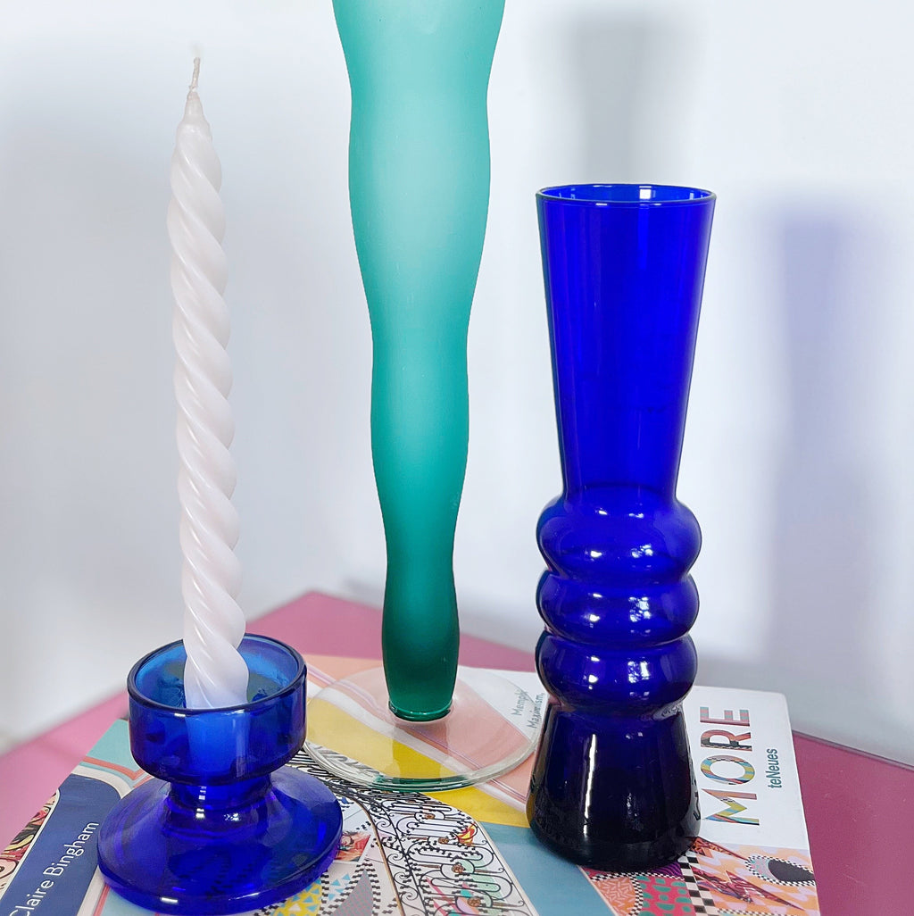 Vase design vintage verre bleu ondule