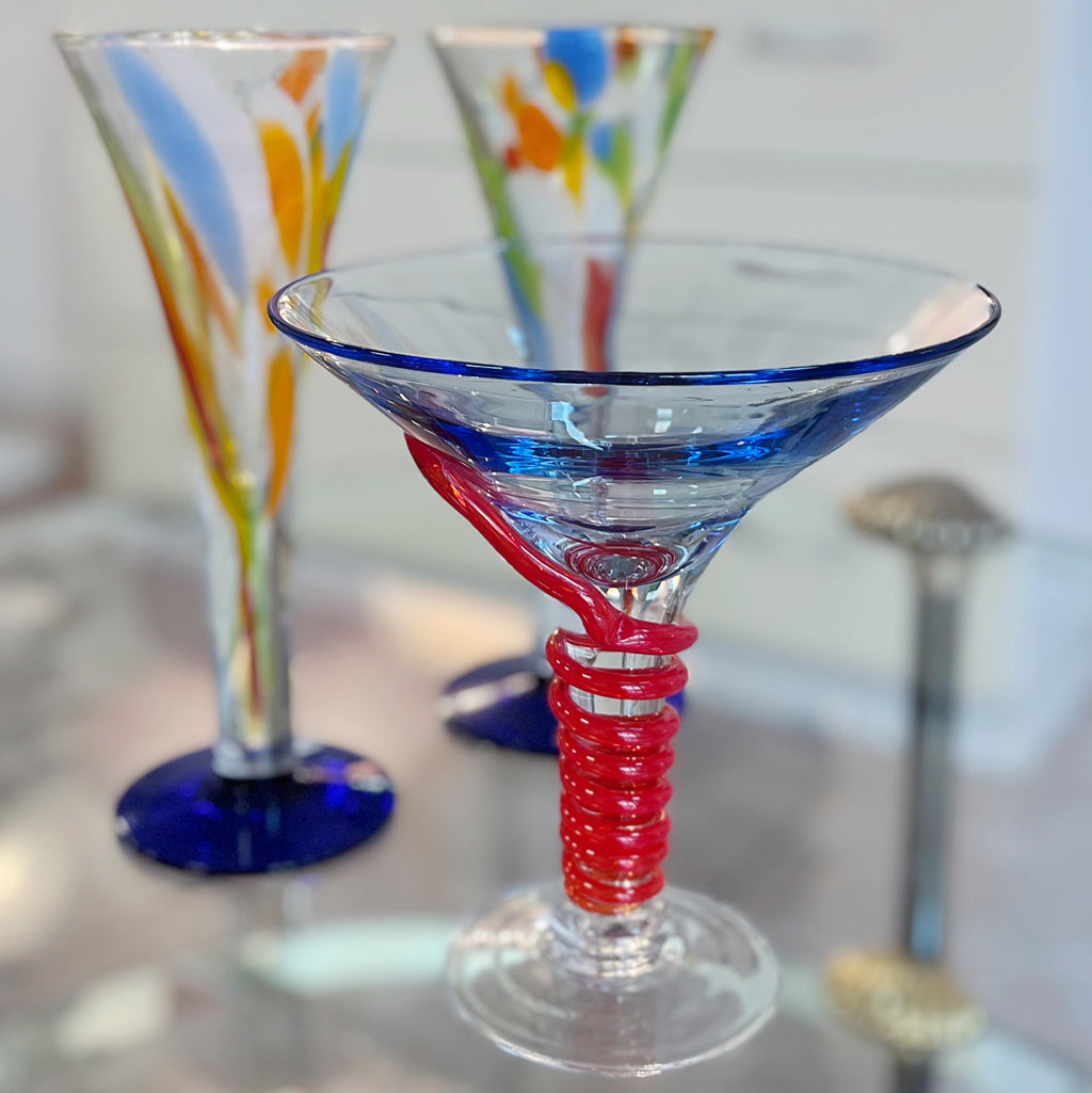 Coupe à cocktail artisanale en verre soufflé, vasque bleue et spirale rouge en torsade, Italie années 1980