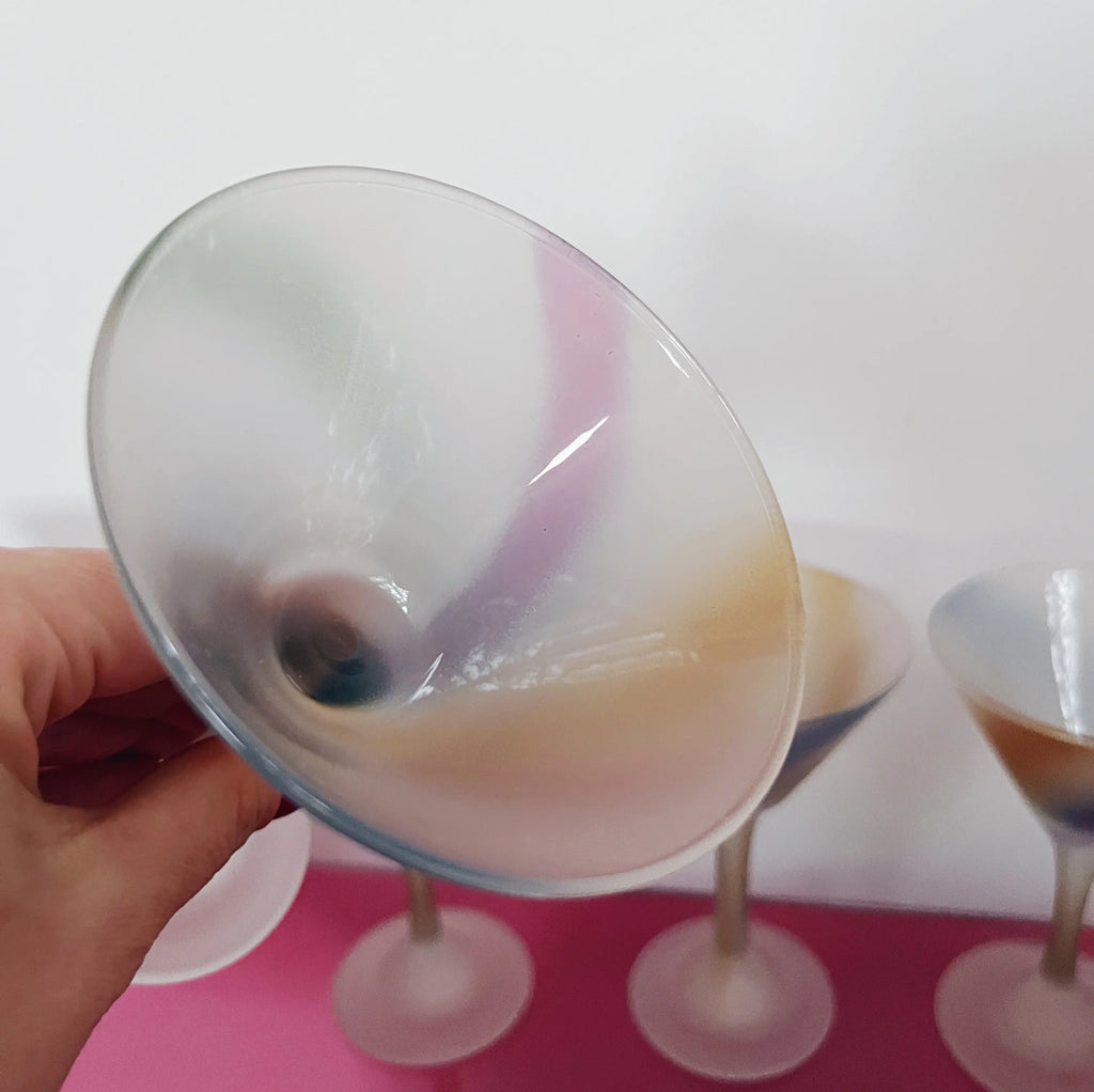 Verre cocktail vintage décor Arlequin pastel en main Club Barbara
