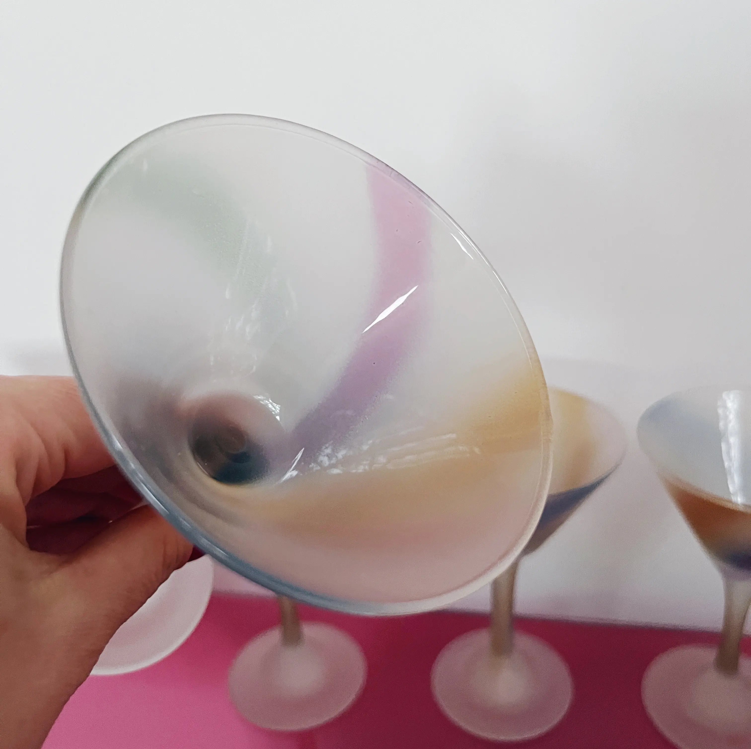 Verre cocktail vintage décor Arlequin pastel en main Club Barbara
