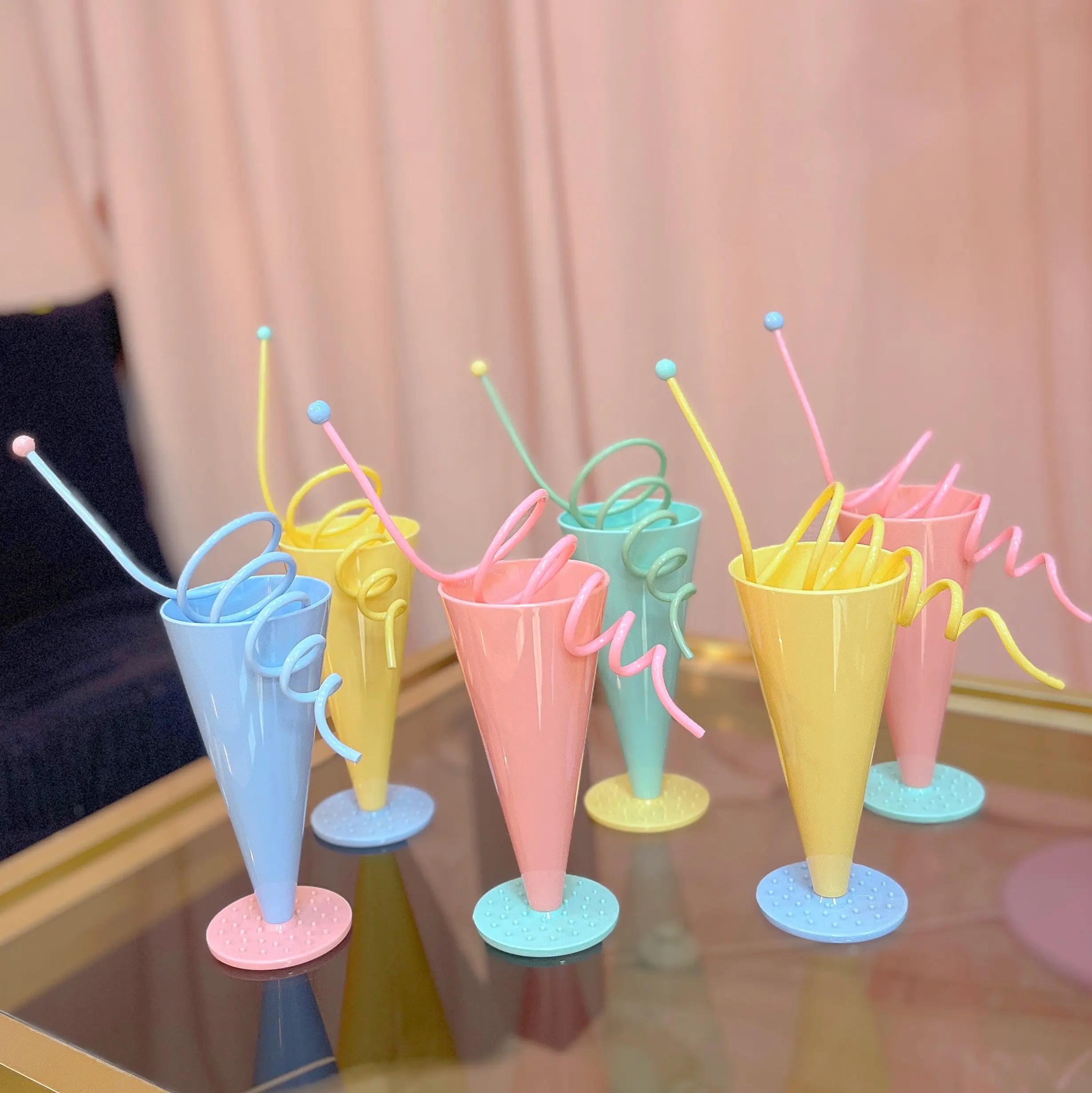 Verres à cocktail pastel rose jaune bleu vert d’eau, service vintage, Club Barbara