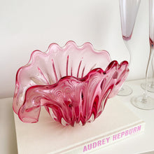 Charger l&#39;image dans la galerie, coupe vase coquillage en verre soufflé rose style Murano
