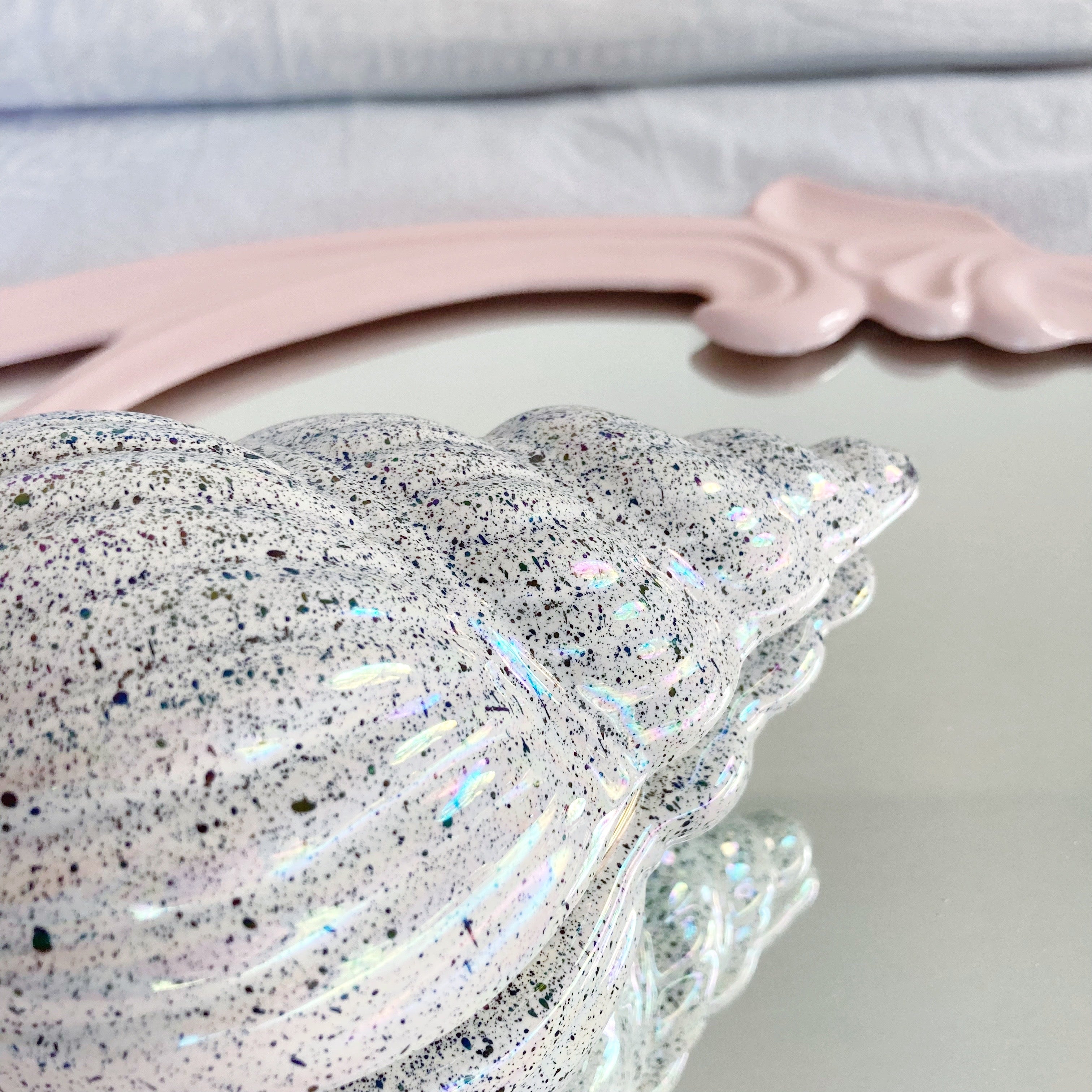 Boîte coquillage mouchetée iridescente