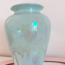 Charger l&#39;image dans la galerie, Vase iridescent vert
