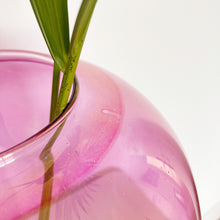 Charger l&#39;image dans la galerie, Grand vase rose iridescent
