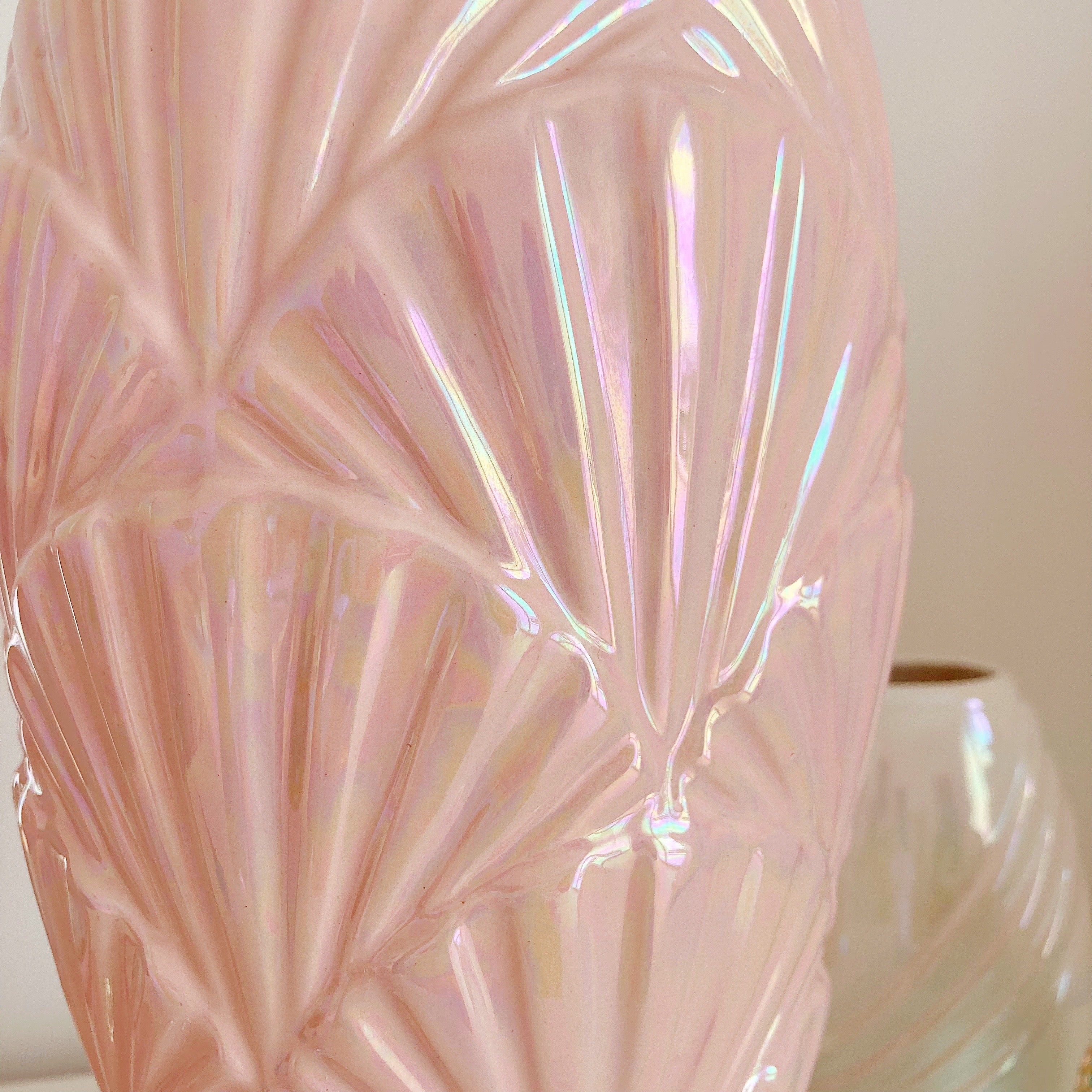 Vase coquillage rose iridescent