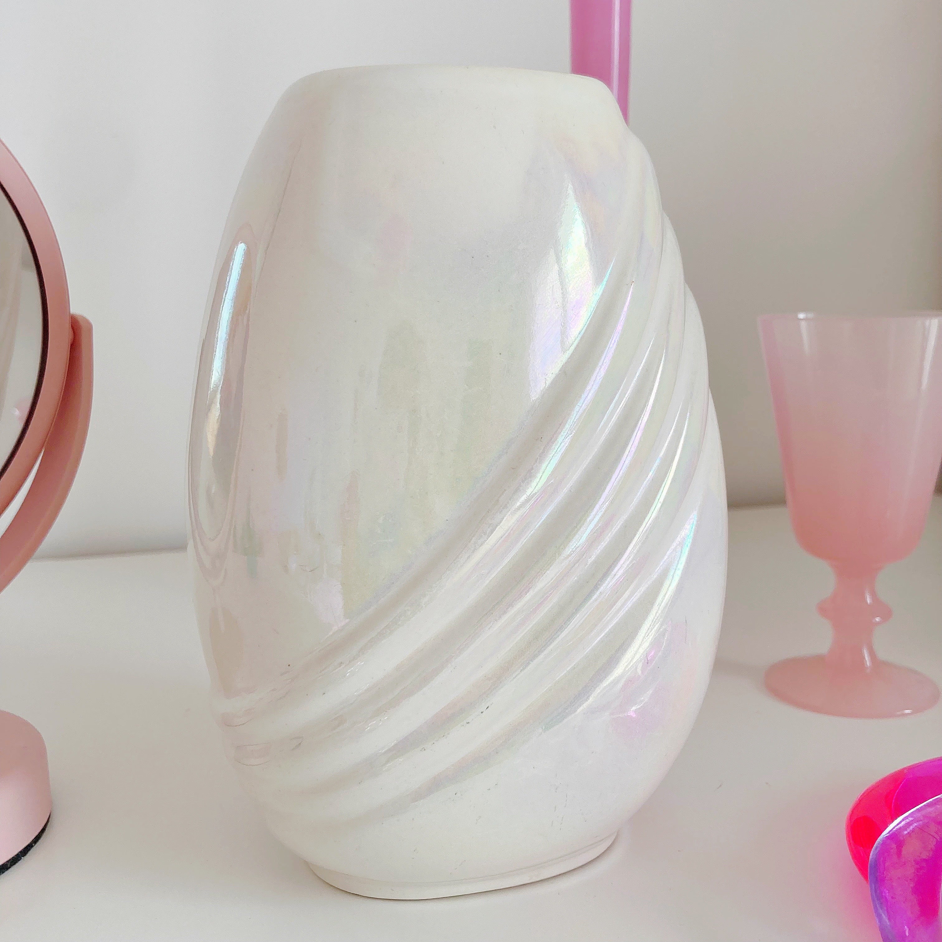 Vase drapé iridescent