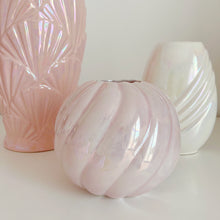 Charger l&#39;image dans la galerie, vase torsadé iridescent
