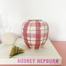 Charger l&#39;image dans la galerie, Vase à carreaux rose et vert

