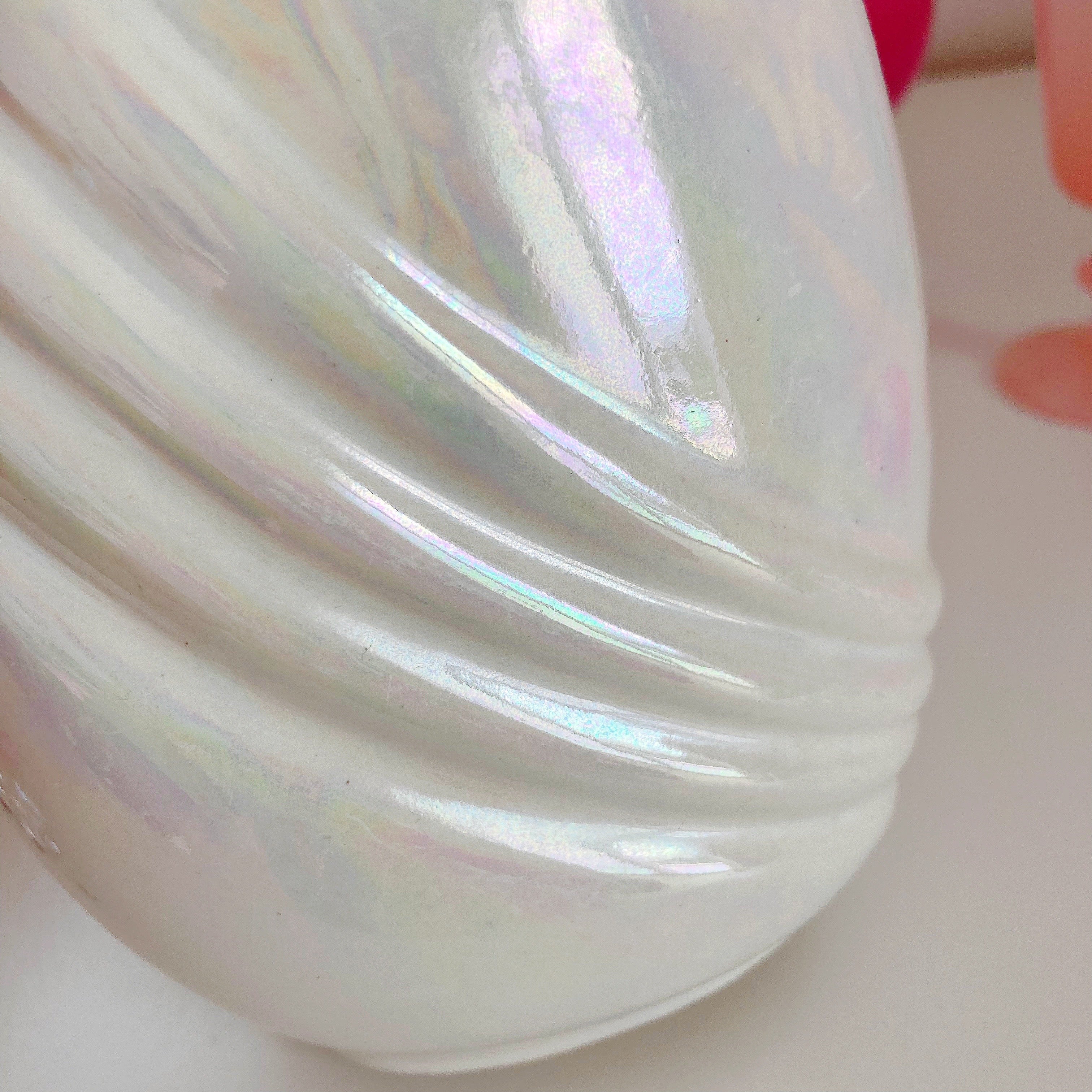 Vase drapé iridescent