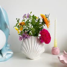 Load image into Gallery viewer, 80&#39;s shell vase
