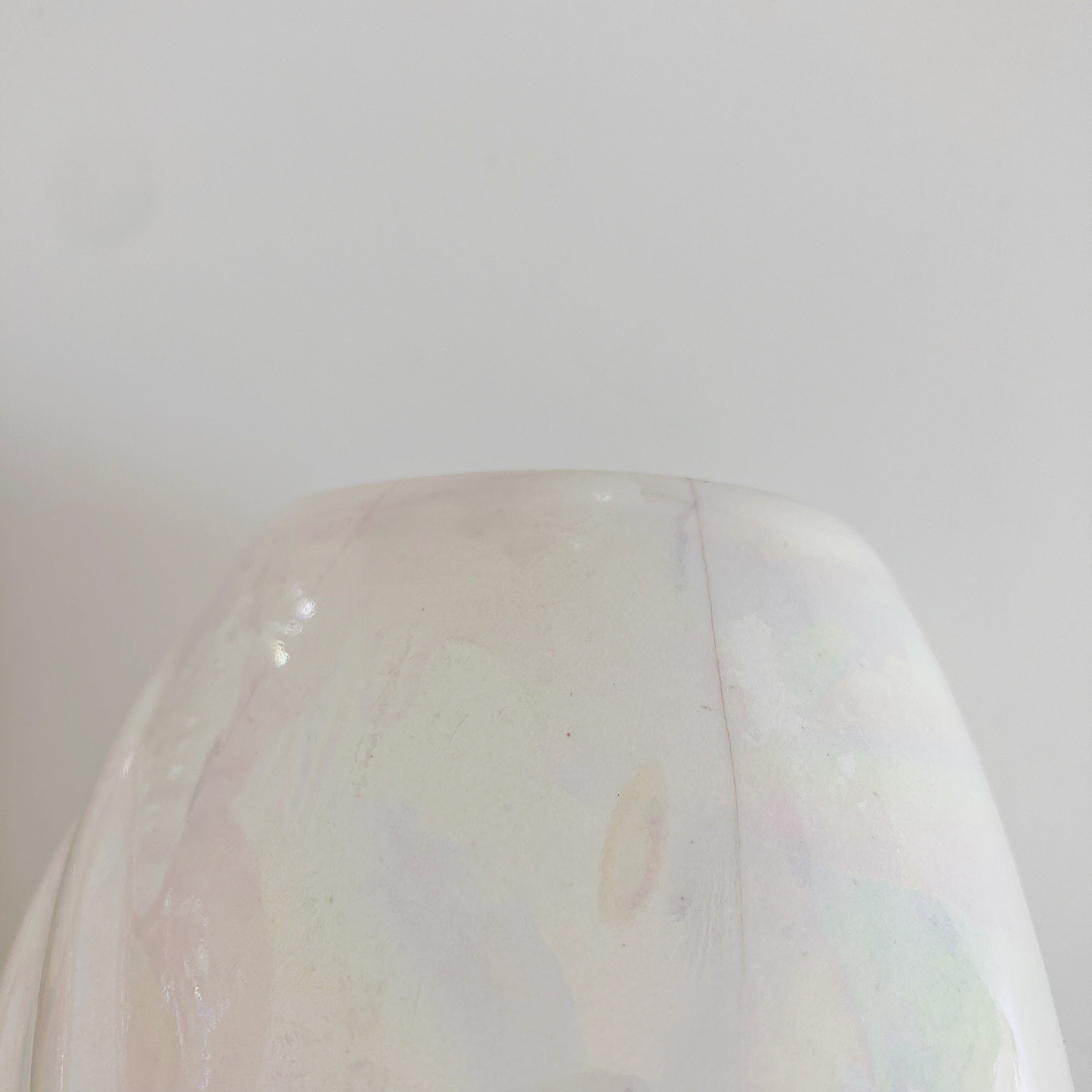 Vase drapé iridescent