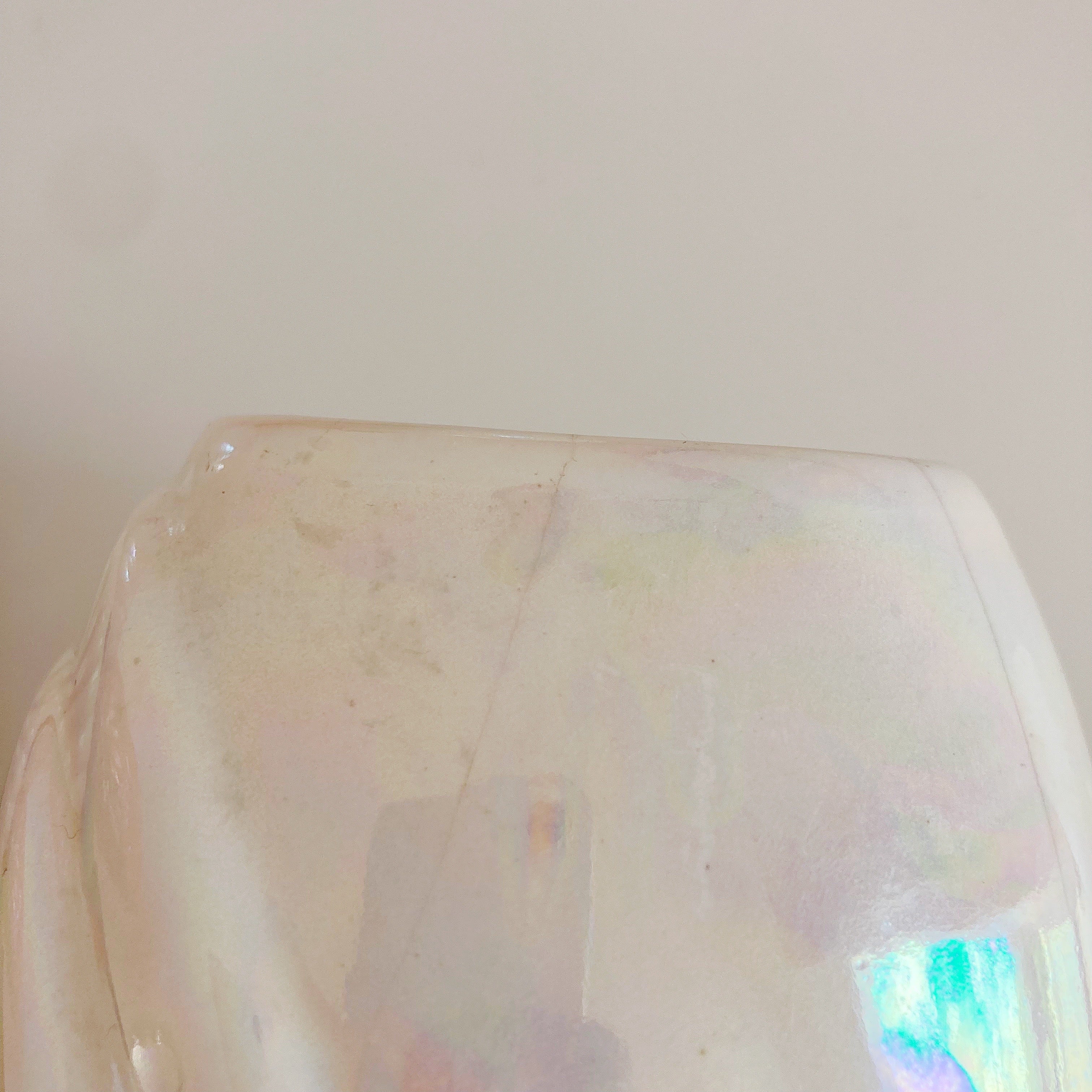 Vase drapé iridescent