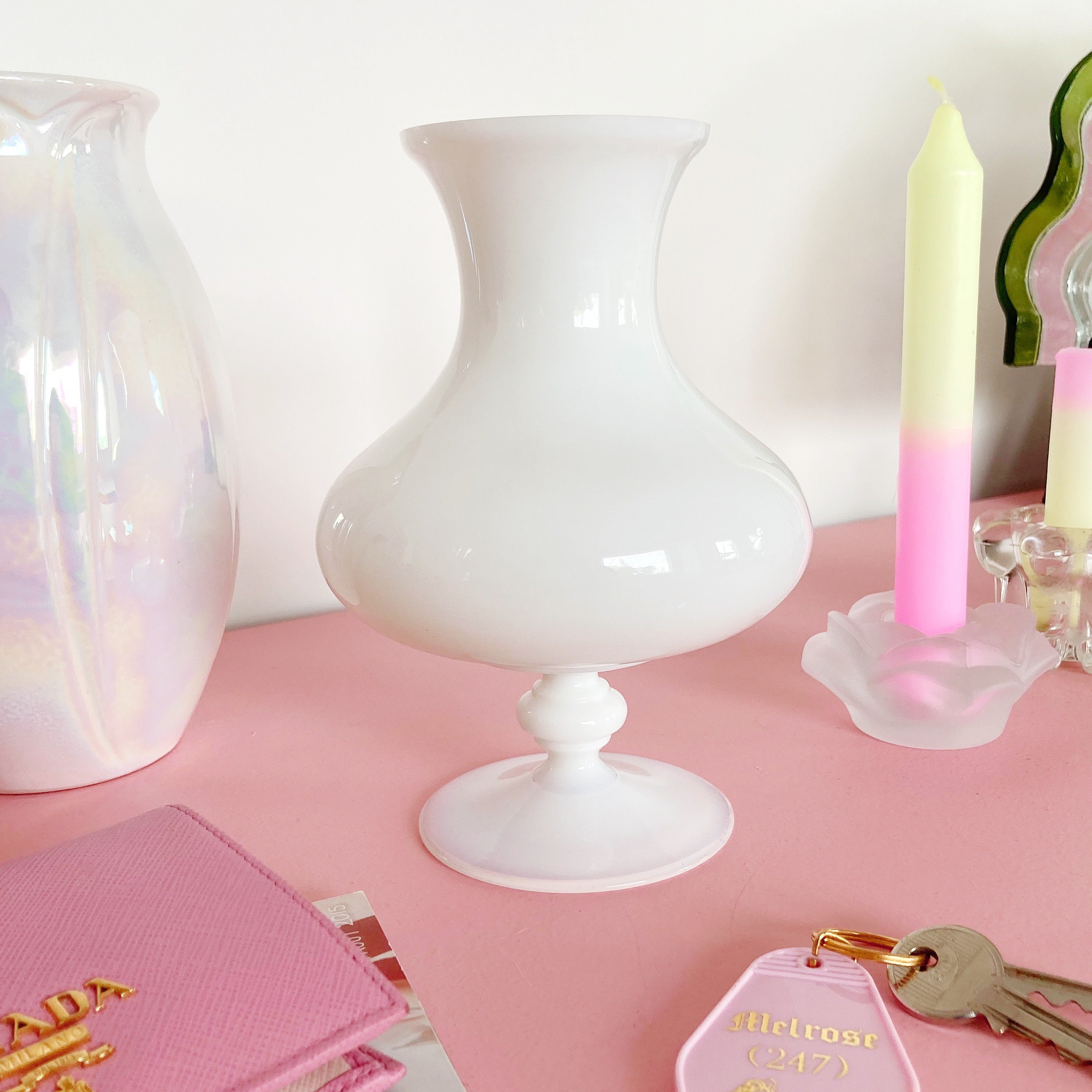 Vase en opaline blanche