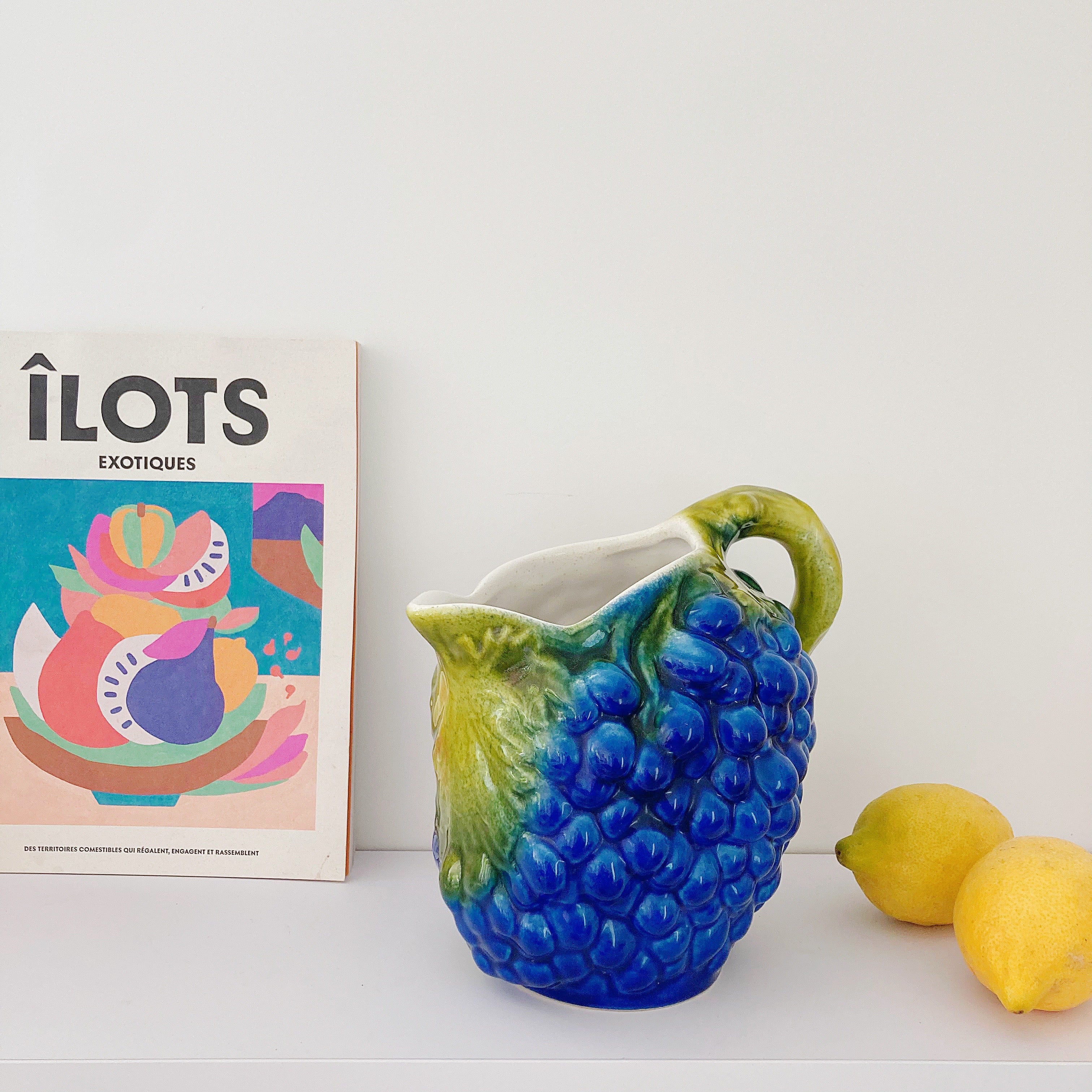 Pichet en céramique barbotine italienne, motif grappe de raisin bleu émaillé, années 70
