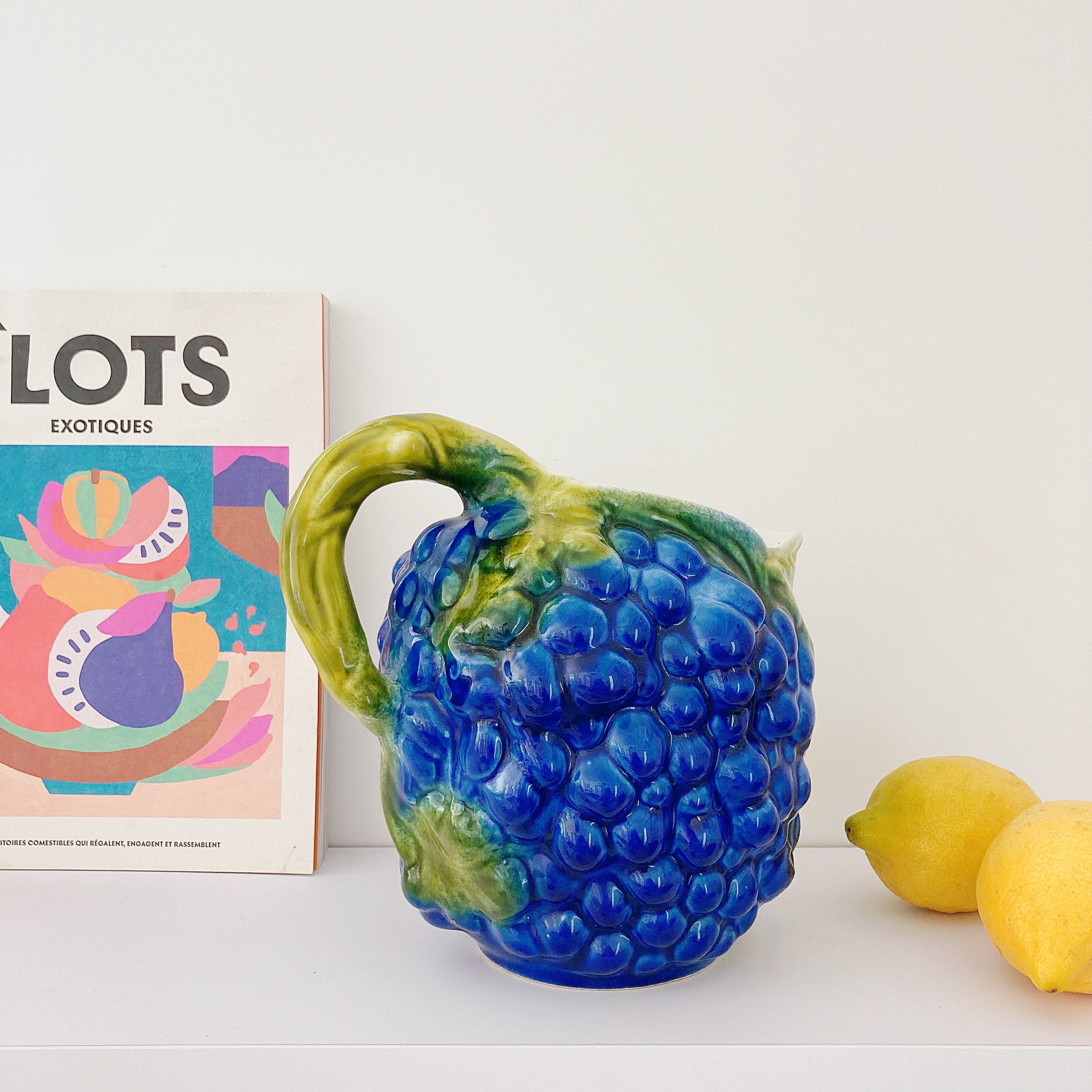 Pichet céramique barbotine vintage Italie, anse feuille de vigne, vue de profil
